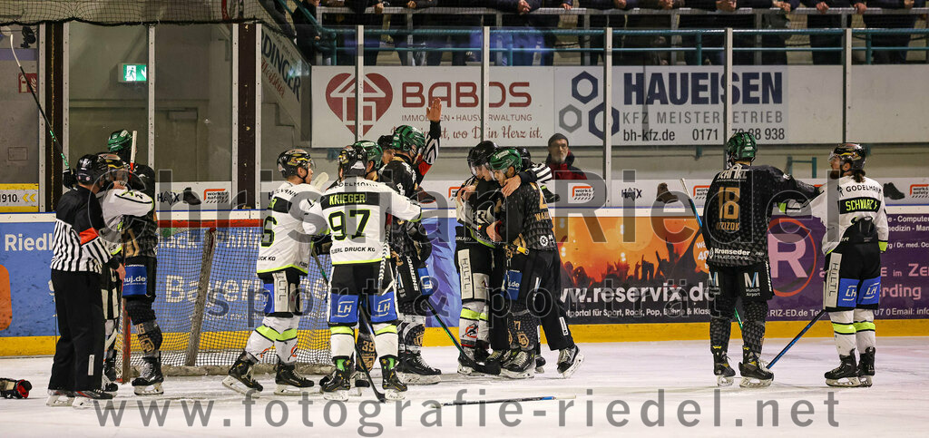 2024-03-01_063_TSV_Erding_gegen_ERSC_Amberg | Erding, Deutschland, 01.03.2024:
Eishockey, Bayernliga Playoffs 2023 / 2024, 5. Spieltag, TSV Erding gegen ERSC Amberg, Endergebnis: 9:0

Felix Feder (ERSC Amberg, #76), Daniel Krieger (ERSC Amberg, #97), Mark Waldhausen (Erding Gladiators, #27), Daniel Krzizok (Erding Gladiators, #18), Felix Schwarz (ERSC Amberg, #14)

Foto: Christian Riedel / fotografie-riedel.net