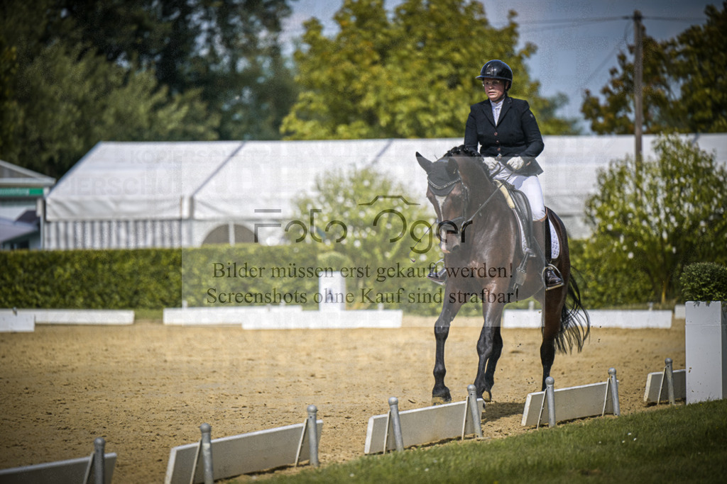 DOS_4175 | Entdecke hochwertige Reitturnierfotos von Foto Oger. Professionell, emotional und authentisch – jetzt Lieblingsmomente im Shop bestellen.Deutschlandweite Turnierfotografie. - Realisiert mit Pictrs.com