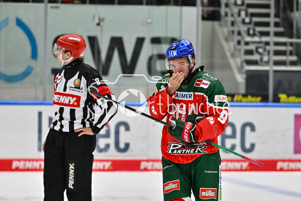 Augsburger Panther - Kölner Haie | im Bild Justin VOLEK (Augsburger Panther #9) nach einem Treffer im Gesicht / Verletzt / Blut / DEL: Augsburger Panther - Kölner Haie, Curt Frenzel Stadion am 29.09.2024
