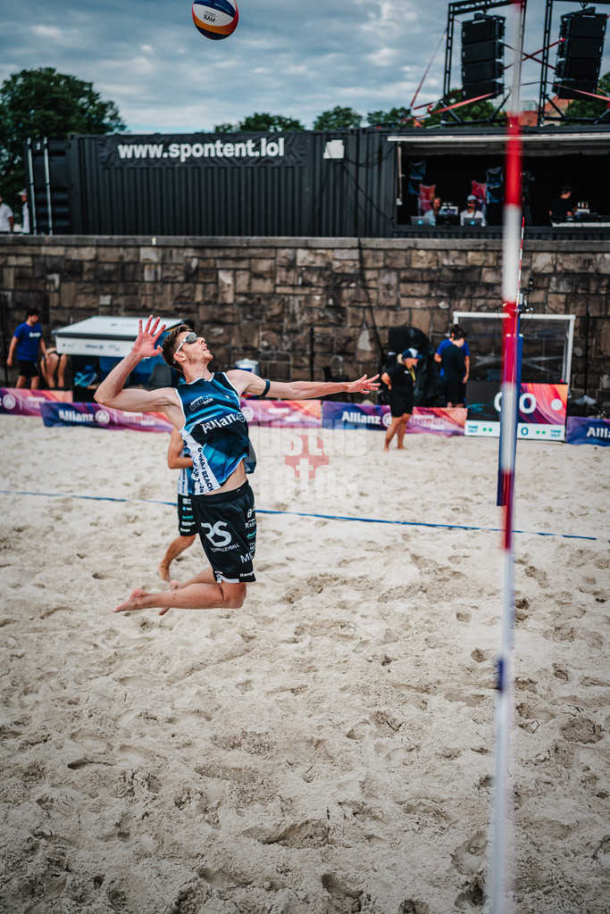 Beachvolleyball | Männer | German Beach Tour 2024 | Tourstop Düsseldorf | 18.05.2024 | Milan Sievers beim einspielen