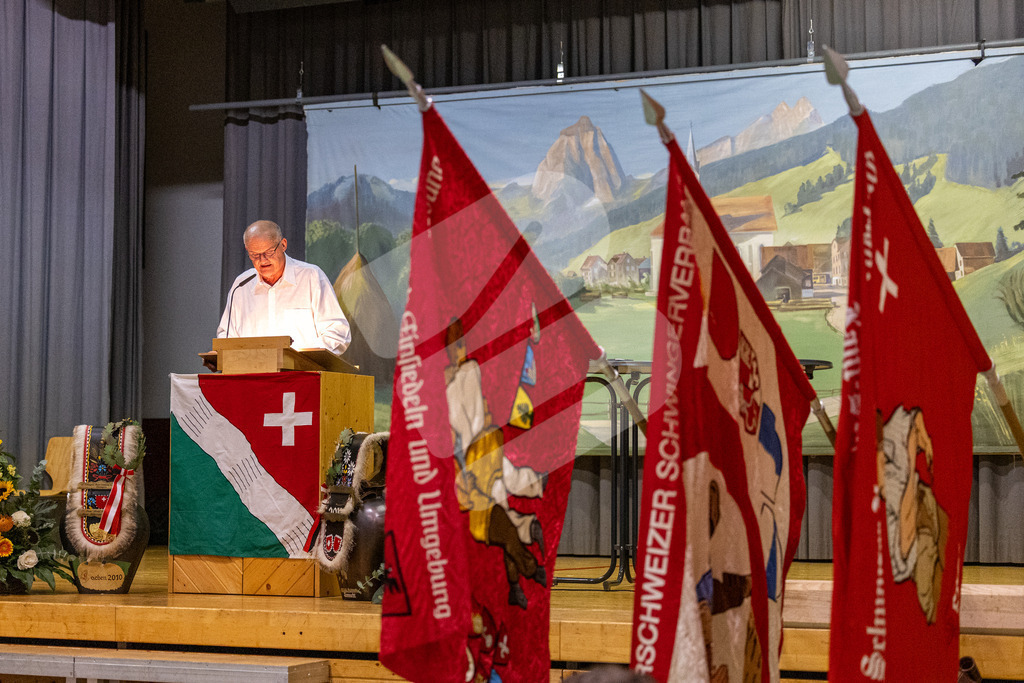 SKE100J_4873 | Die Schwinger des Schwyzer Kantonalen Schwingerverbandes: Fotos, die Dynamik und Leidenschaft festhalten, sowie emotionale Momente aus dem traditionellen Schwingsport zeigen. - Realisiert mit Pictrs.com