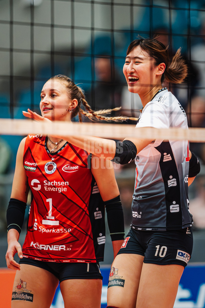 Volleyball | Frauen | Saison 2025/2026 | Volleyball Bundesliga | ETV Hamburger Volksbank Volleys vs. Dresdner SC | 15.11.2025 | v.l. Patricia Nestler (#1, Dresdner SC) und Miku Akimoto (#10, Dresdner SC) Jubel