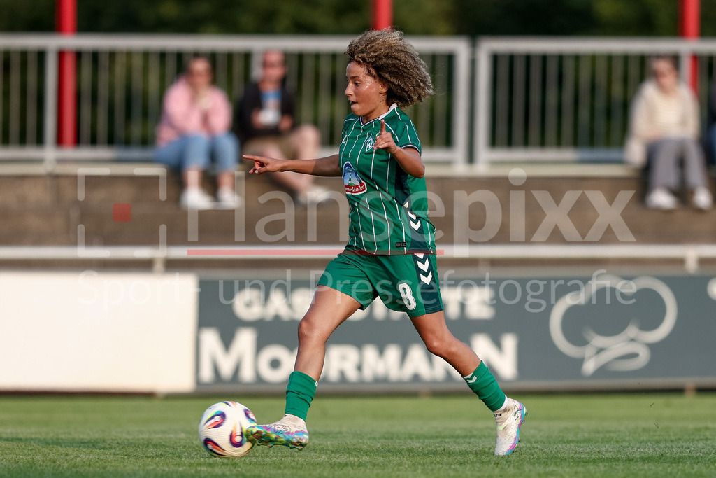 Fussball, Testspiel Frauen, SV Meppen - SV Werder Bremen | Amira Arfaoui (SV Werder Bremen, 8) am Ball, Freisteller, Einzelbild, Ganzkörper, Aktion, Action, Spielszene
