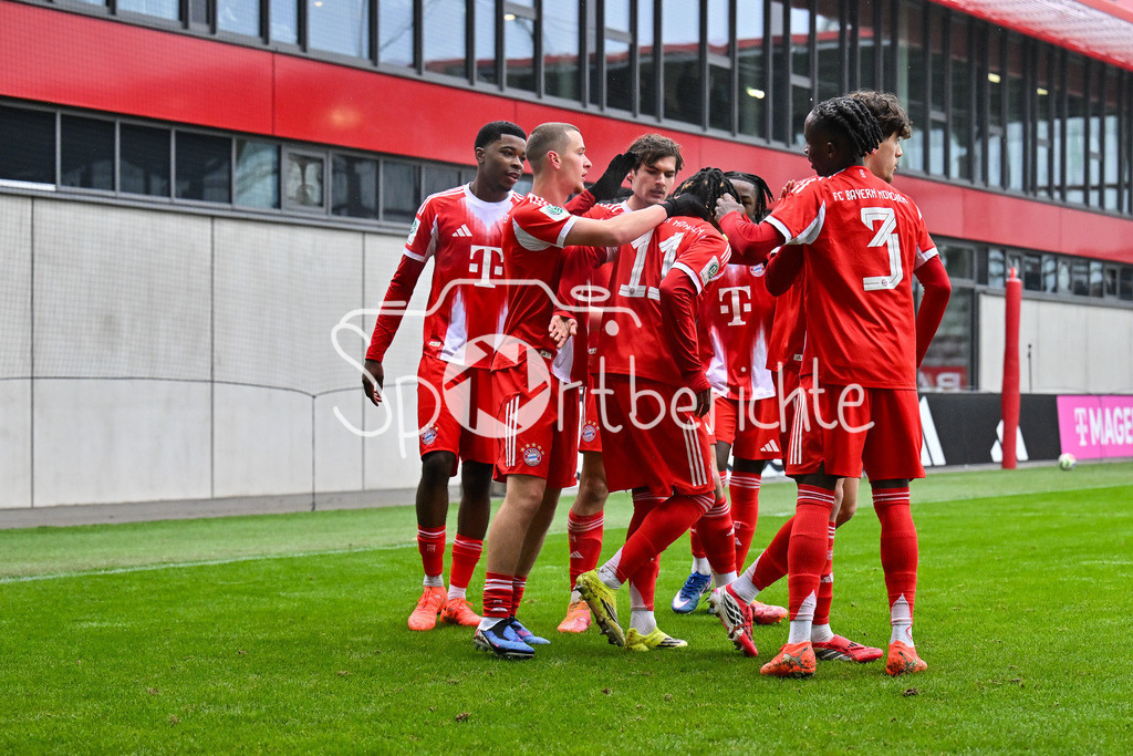 FC Bayern München - Hannover 96 | MUNICH, GERMANY - 15. FEBRUARY: Jubel der Bayern nach dem Treffer zum 2-0 durch Wisdom MIKE (FC Bayern München U19 11) / Tor / Torschuetze / Freude / Happy während dem Spiel zwischen der U19 des FC Bayern München und der U19 von Hannover 96 am 2. Spieltag der Hauptrunde der U19-DFB-Nachwuchsliga am FC Bayern Campus