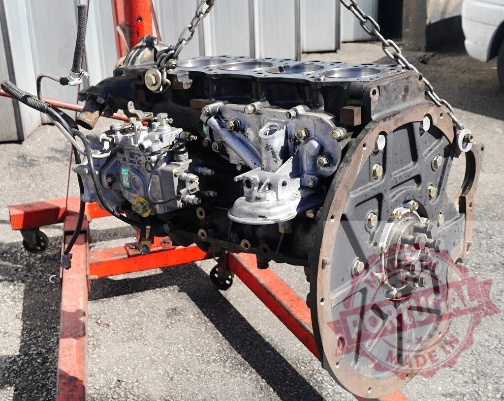 Diesel engine block repair on engine stand | Diesel engine partially disassembled and mounted on an engine stand for maintenance - Realisiert mit Pictrs.com