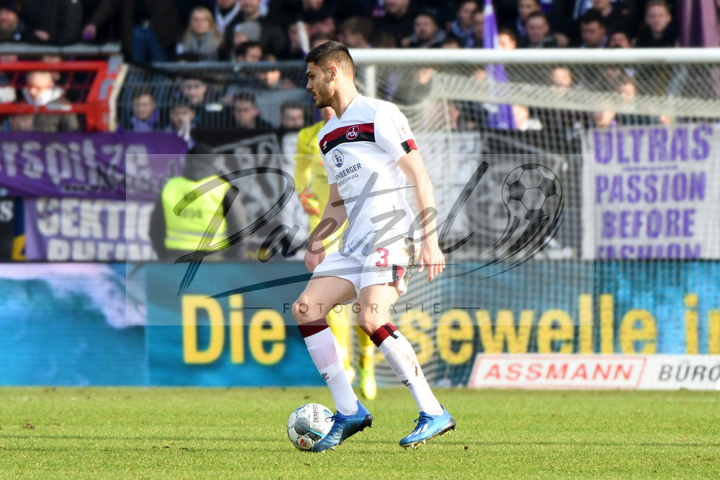 20200208_OSNFCN_0088 | Fußball, Herren: Konstantinos Mavropanos (1. FC Nuernberg) in Aktion, am Ball, Einzelaktion waehrend des Spiels der 2. Bundesliga zwischen VfL Osnabrueck und 1. FC Nuernberg im Stadion an der Bremer Bruecke am 08.02.2020 in Osnabrueck, Deutschland.DFB / DFL REGULATIONS PROHIBIT ANY USE OF PHOTOGRAPHS AS IMAGE SEQUENCES AND/OR QUASI-VIDEO. - Realisiert mit Pictrs.com