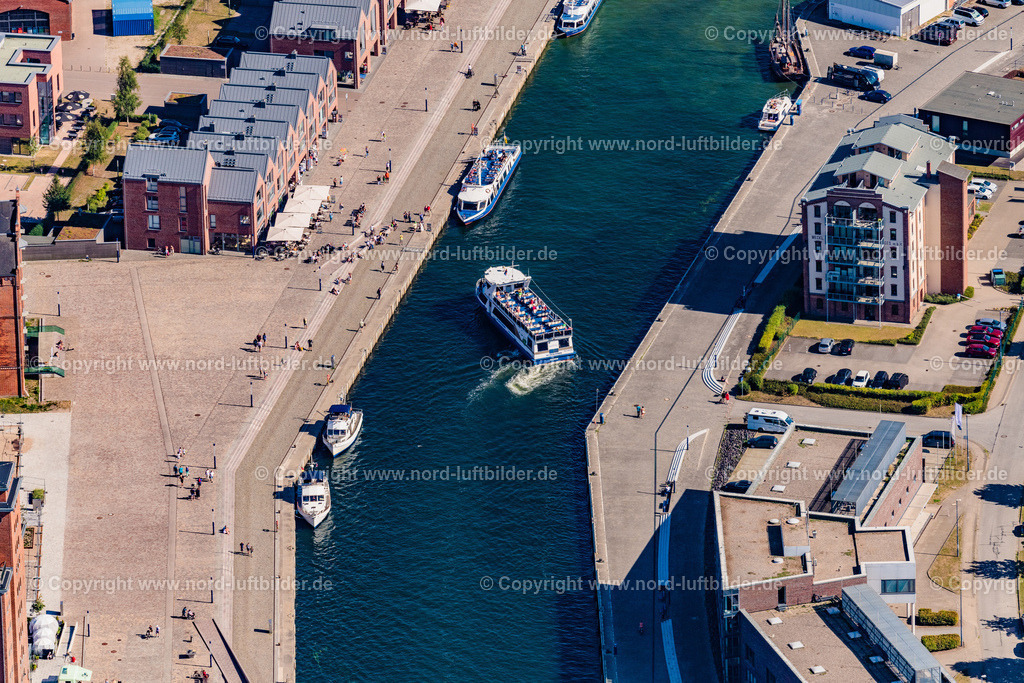 Wismar_Alter_Hafen_MS_Mecklenburg_Hansestadt_Wismar_Adler_Schiffe_ELS_6109100822 | HANSESTADT WISMAR 10.08.2022 Hafen an der Meeres- Küste der Ostseemit den Adler Fahrgastschiffen "MS Wismar" und " Hansestdt Wismar " mit Alter Hafen in Wismar im Bundesland Mecklenburg-Vorpommern, Deutschland. Weiterführende Informationen bei: Hansestadt Wismar. // Harbor on the sea coast of the Baltic Sea with the Adler passenger ships "MS Wismar" and "Hansestdt Wismar" with Alter Hafen in Wismar in the state Mecklenburg - Western Pomerania, Germany. Further information at: Hansestadt Wismar. Foto: Martin Elsen