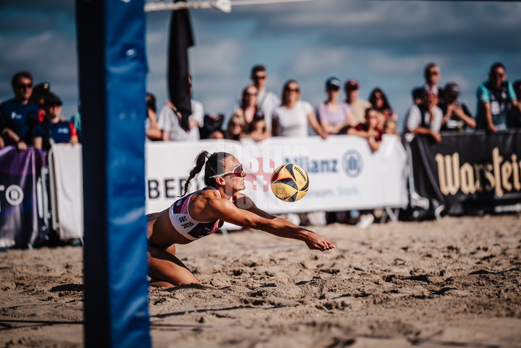 Beachvolleyball | Frauen | Deutsche Meisterschaften 2025 Timmendorfer Strand | 04.09.2025 | Sophie Sarnighausen springt zum Ball