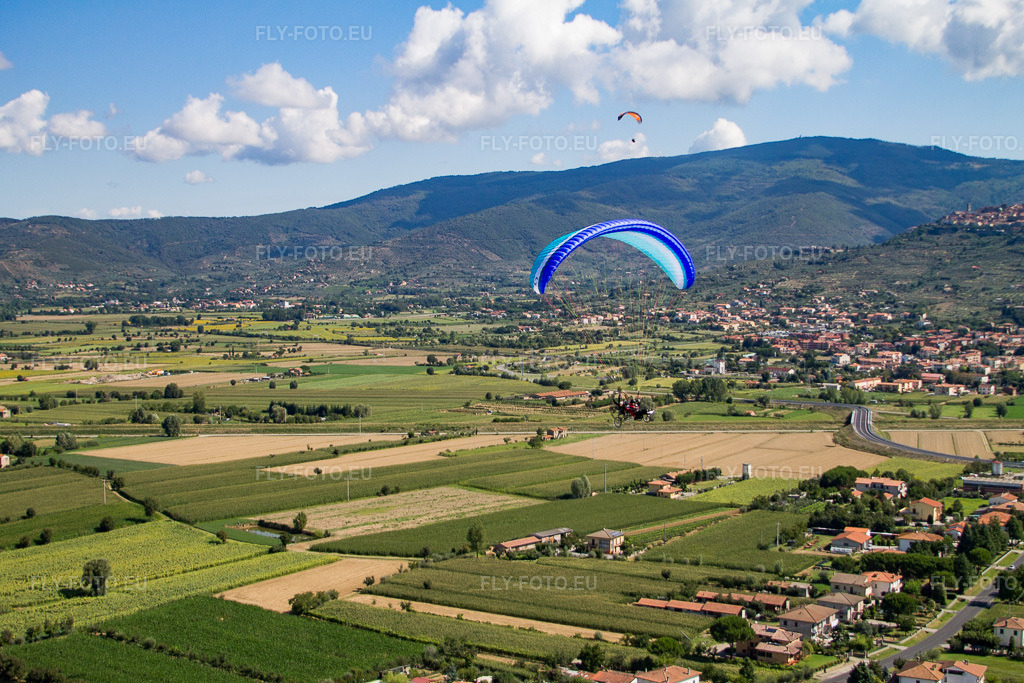 Vue aérienne: Vue de la ville à Camucia dans le département Toscane, Italie. Photo: IMG_43510.jpg prise le 26/07/2011 par Werner Riehm/FLY-FOTO.eu – Résolution de l'original: 4272 x 2848 px