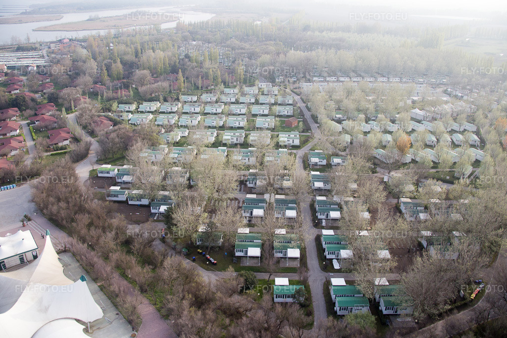 Vue aérienne: Île Vercde, Camping Isamar à le quartier Isola Verde in Chioggia dans le département Vénétie, Italie. Photo: IMG_087591.jpg prise le 06/04/2016 par Werner Riehm/FLY-FOTO.eu – Résolution de l'original: 5472 x 3648 px