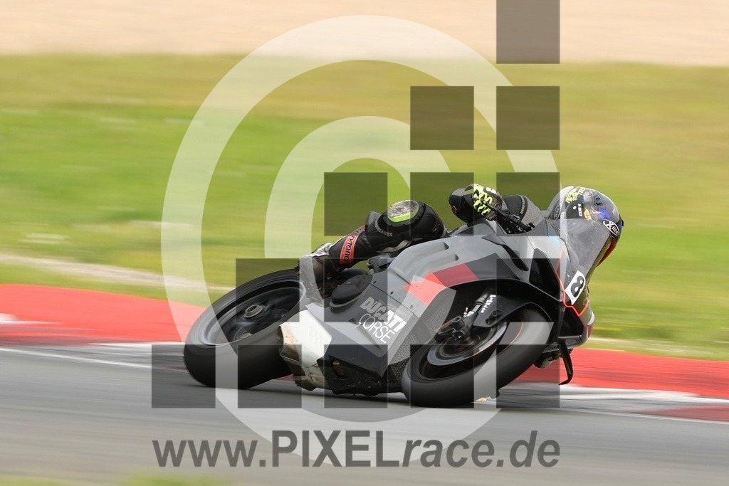 0008-20250602_11264 | Schöne Erinnerungen an spannende Momente - das festzuhalten ist unser Job. PIXELrace.de ist seit 2003 auf den Rennstrecken Europas unterwegs um die Action draußen beim Fahren und die wunderbare Stimmung imm Fahrerlager für euch einzufangen.