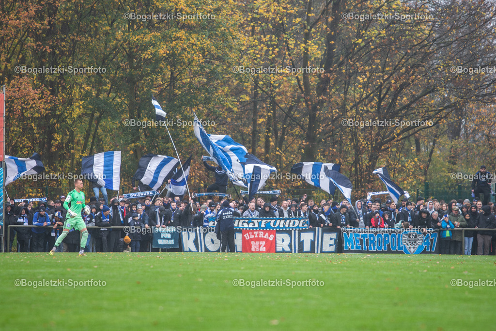 Fussball, Niederrheinpokal, SV Sonsbeck - MSV Duisburg, 16.11.2025, Willy-Lemkens-Sportpark | 16.11.2025, Fussball, Niederrheinpokal, SV Sonsbeck - MSV Duisburg: Fanszene des MSV Duisburg - Realisiert mit Pictrs.com