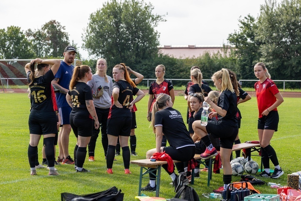Fußball I FRAUEN I Saison 2025-2026 I Freundschaftsspiel I SGM Alfdorf-Mögglingen - 1FC Heidenheim 1846 I_250817_6915 | Fotopresso – Sportfotografie in Heidenheim & Umgebung. Professionelle Sportfotografie für unvergessliche Momente. Dynamische Action-Shots, emotionale Szenen & hochwertige Bilder. - Realisiert mit Pictrs.com