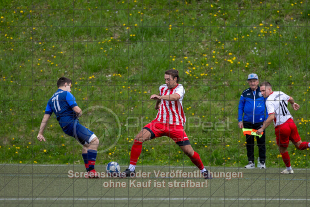 20250413_130431_0055 | #,TSG Salach II (blau) vs. TB Holzheim (weiß/rot), Fussball, Kreisliga B10 - Bezirk Neckar/Fils, 22. Spieltag, Saison 2024/2025, Kunstrasensportplatz, Staufenecker Straße 41, 73084 Salach, 13.04.2025 - 13:00 Uhr,Foto: PhotoPeet-Sportfotografie/Peter Harich