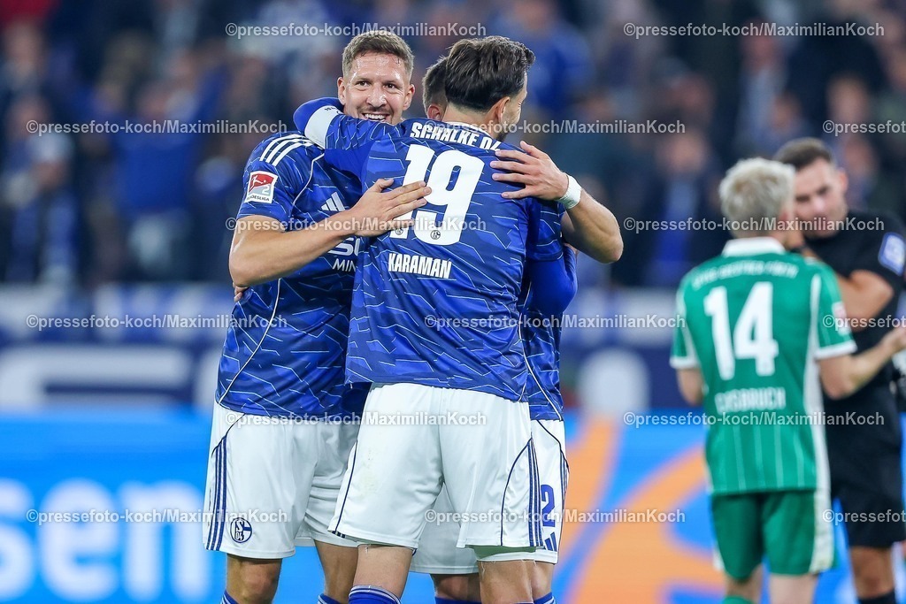 S0426092501241 | 25.09.2025, Fußball, FC Schalke 04 - SpVgg Greuther Fürth, 7.Spieltag, 2. Fußball Bundesliga, Veltins-Arena Gelsenkirchen, Saison 2025 2026: Abschlussjubel und Erleichterung bei den Schalkern nach dem 1:0 SIeg gegen Greuther Fürth. Janik Bachmann&nbsp;(Schalke04 #14) Kenan Karaman&nbsp;&nbsp;(Schalke04 #19) und Felipe Sanchez&nbsp;(Schalke04 #02) stehen zusammen DFB regulations prohibit any use of photographs as image sequences and or quasi-video.