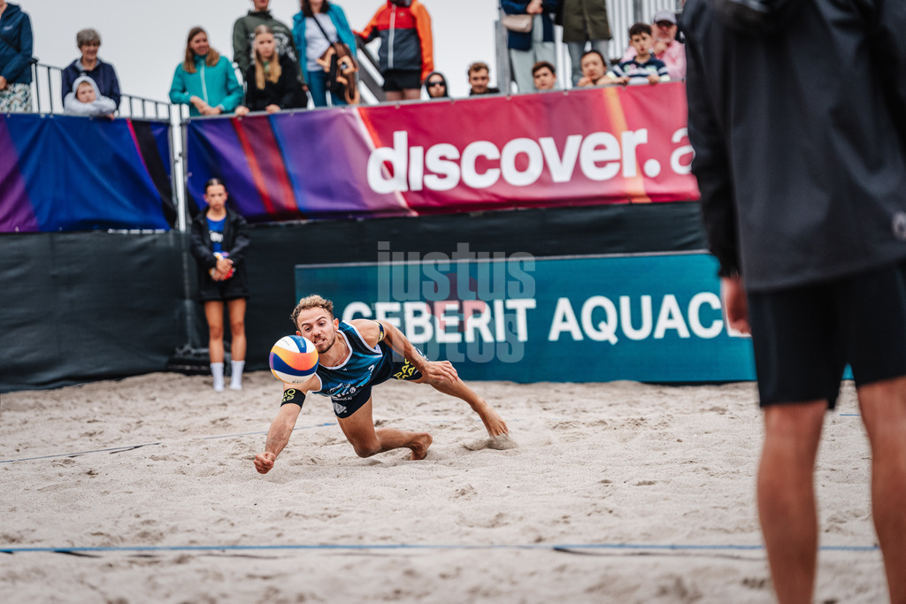 Beachvolleyball | Männer | Allianz German Beach Tour 2024 | Tourstop Kühlungsborn 2 | 18.08.2024 | Jonas Sagstetter springt zum Ball