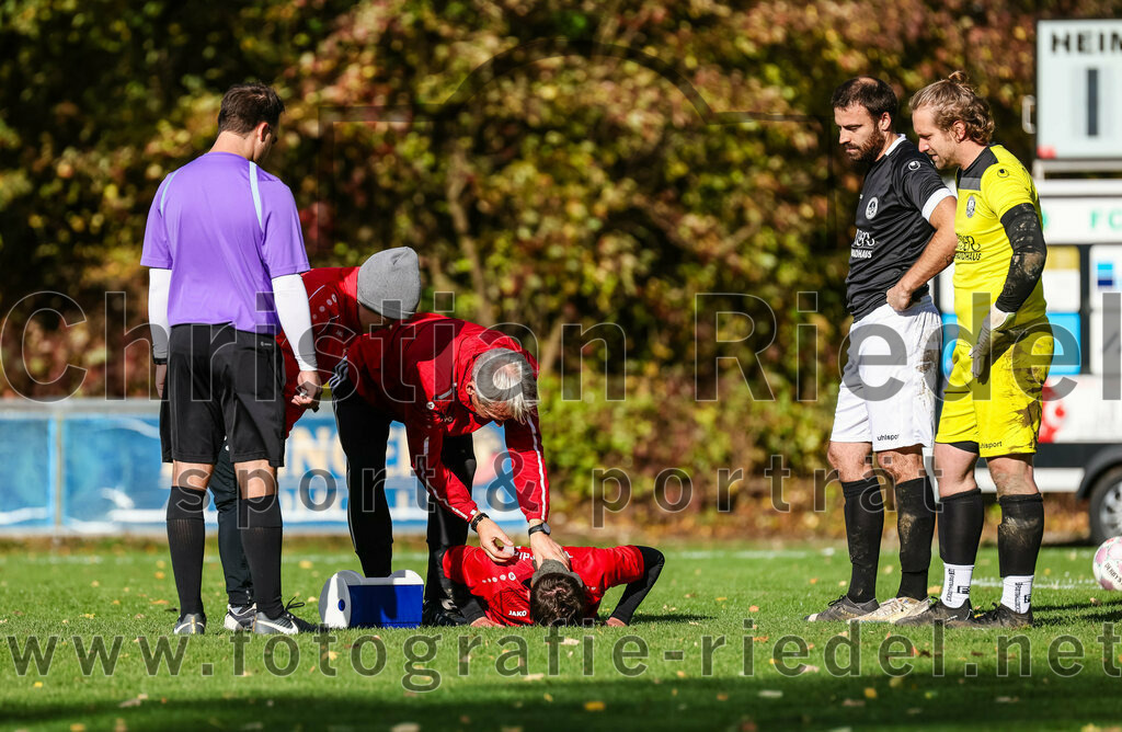 2023-11-05_090_FC_Herzogstadt_gegen_TuS_Oberding | Erding, Deutschland, 05.11.2023:
Fußball, Kreisklasse 2023 / 2024, 14. Spieltag, FC Herzogstadt gegen TuS Oberding, Endergebnis: 4:5

Schiedsrichter Martin Probst, Trainer Freddy Obermeier (TuS Oberding), Christoph Greckl (FC Herzogstadt, #5), Torwart Florian Leininger (FC Herzogstadt, #22)

Foto: Christian Riedel / fotografie-riedel.net
