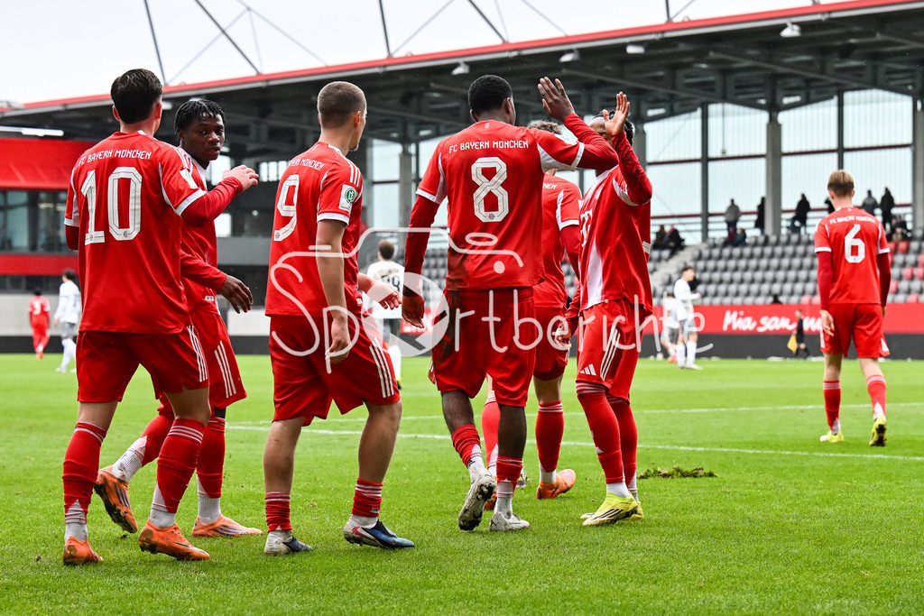 FC Bayern München - Berliner Athletik Klub | MUNICH, GERMANY - 21. FEBRUARY: Jubel der Bayern nach dem Treffer zum 4-1 durch Uzorchukwu EGWUATU (FC Bayern München 7) / Tor / Torschuetze / Freude / Happy während dem Spiel zwischen der U19 des FC Bayern München und der U19 des Berliner Athletik Klubs am 3. Spieltag der DFB-U19 Nachwuchsliga am FC Bayern Campus