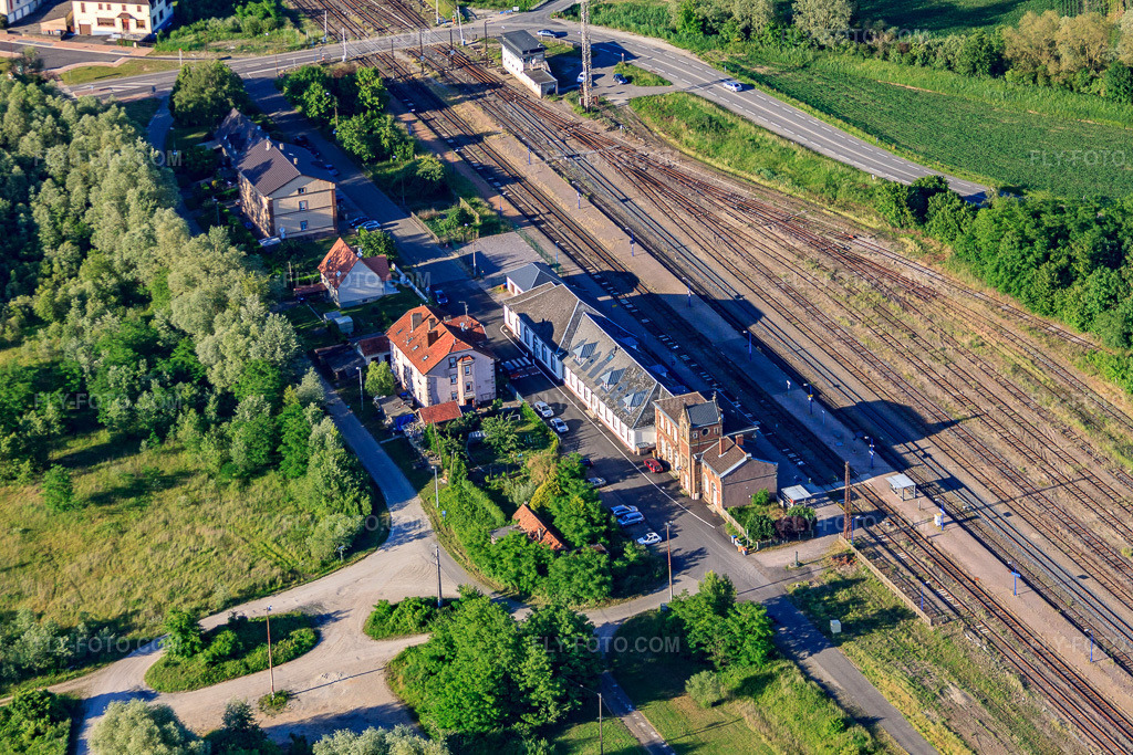 Aerial view: Railroad station in Lauterbourg in the state Bas-Rhin, France. – Photo: IMG_66574.jpg taken on 06/05/2014 by Werner Riehm/FLY-FOTO.com – Resolution of the original: 4752 x 3168 px