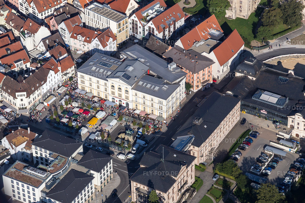Luftbild: Verkaufs- und Imbißstände und Handelsbuden am Wochenmarkt auf dem Leopoldplatz in Sigmaringen im Bundesland Baden-Württemberg in Deutschland. Foto: IMG_094184.jpg vom 27.08.2016 durch Werner Riehm/FLY-FOTO.de