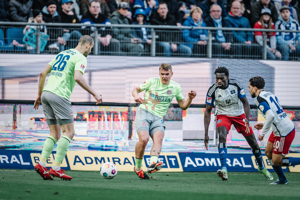 Fußball | Männer | Saison 2023/2024 | 2. Fußball-Bundesliga | 26. Spieltag | Hamburger SV vs. SV Wehen Wiesbaden | 17.03.2024 | Lasse Günther (#29, SV Wehen Wiesbaden) spielt einen Pass zurück