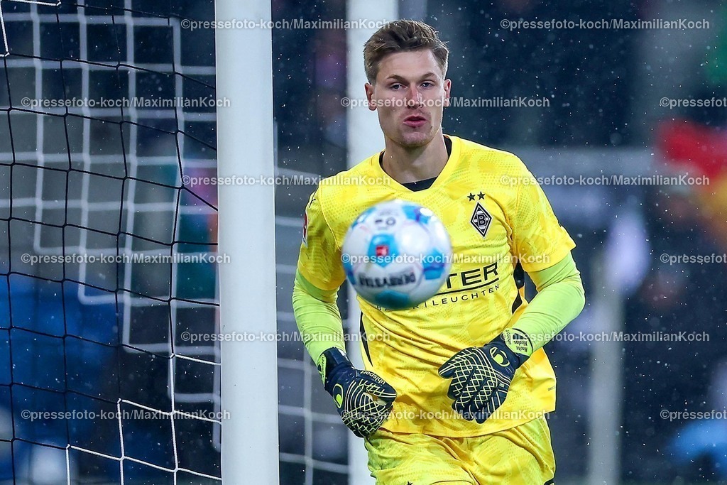 BMG11012502212 | 11.01.2025, Fußball, Borussia Mönchengladbach - FC Bayern München, 1. Fußball Bundesliga, Borussia-Park, Saison 2024 2025: Torwart Moritz Nicolas (Mönchengl. #33)DFB regulations prohibit any use of photographs as image sequences and or quasi-video.