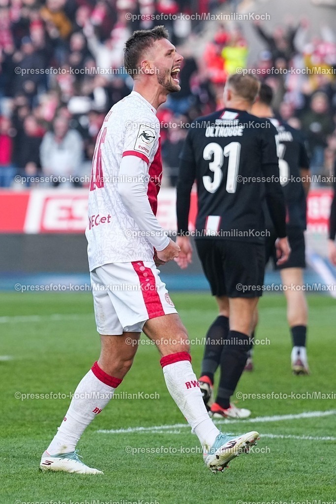 xYDRx24012601071 | 24.01.2026, xydrx, Fußball, 3.Liga, Rot-Weiss Essen - TSV Havelse, Saison 2025 2026, Stadion an der Hafenstraße: Torjubel nach dem Tor zum 4:1 für Rot-Weiss Essen durch Torschütze Torben Muesel (Rot-Weiss Essen #26)     DFB regulations prohibit any use of photographs as image sequences and or quasi-video. Photo: xYannisxDreimannxPressefotoKochx