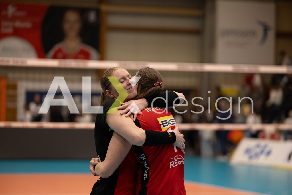 Volleyball I Frauen I Saison 2025-2026 I Volleyball NLA | Women I  Playoffs Finals 2/5 I  VC Kanti Schaffhausen - viteos NUC I  10.04.2026 | 11 Kateřina Holásková (CZ) (VC Kanti Schaffhausen) – Mitte und 9 Jordan Lockwood (USA) (VC Kanti Schaffhausen) – Diagonal - Realisiert mit Pictrs.com