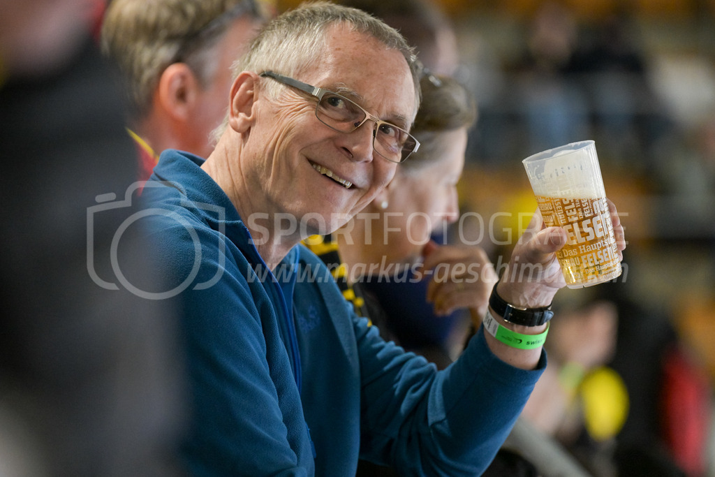 Zug United vs HC Rychenberg - 22. February 2025 | Zug United vs HC RychenbergSporthalle Wankdorf, BernGut gelaunter Fan mit Bier.Bild: Sportfotografie Markus Aeschimann | www.markus-aeschimann.ch - Realisiert mit Pictrs.com