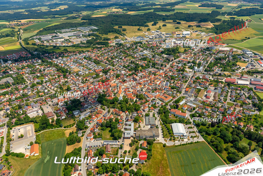 Das Luftbild zeigt :  Hemau - Die Luftaufnahme wurde 2023 vom UL-Flugzeug aus erstellt ( keine Drohne ) - Hochauflösende Luftaufnahme - Für grossformatige Ausdrucke geeignet. Die Geschenkidee !Mit Lizenz und Bildrechte bestellbar
