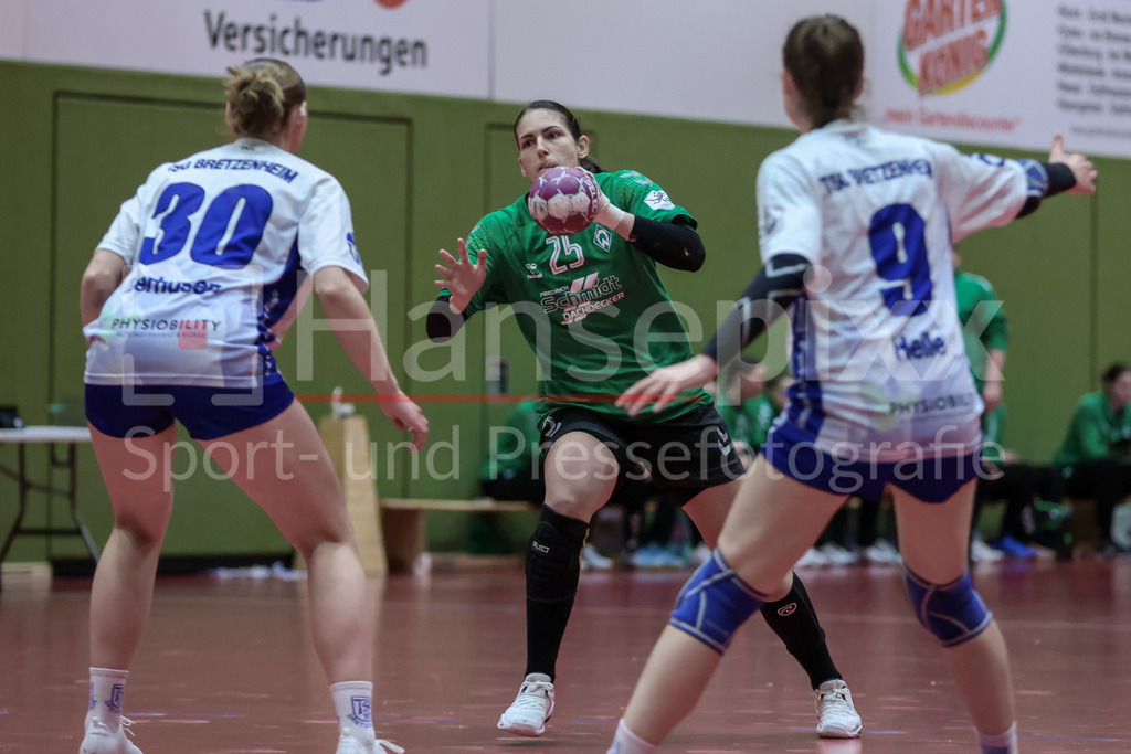 Handball, 2. Bundesliga Frauen, SV Werder Bremen - TSG 1846 Mainz-Bretzenheim | v.li.: Paula Zerhusen (TSG 1846 Mainz-Bretzenheim, 30), Anna Lena Bergmann (SV Werder Bremen, 25) am Ball, Spielszene, Aktion, Action und Lea Helle (TSG 1846 Mainz-Bretzenheim, 9)