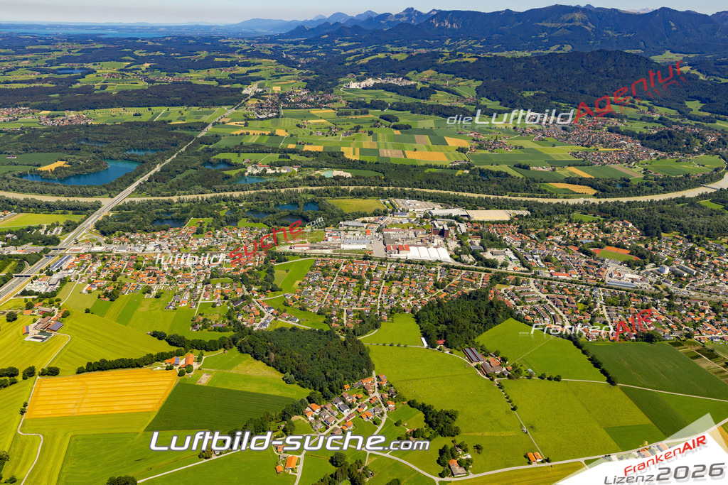 Aktuelles Luftbild von Redenfelden Raubling - Die Luftaufnahme wurde 2022 mittels UL-Flugzeug erstellt ( keine Drohne ) - hochauflösende Kamera-Systeme von  Canon -Beste Qualität - Für grossformatige Ausdrucke geeignet. Die Geschenkidee !