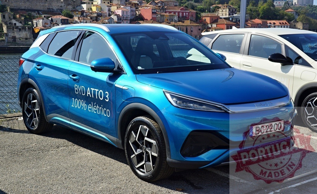 BYD Atto 3 electric vehicle parked in Porto | Blue BYD Atto 3 electric SUV parked with Porto city in the background - Realisiert mit Pictrs.com