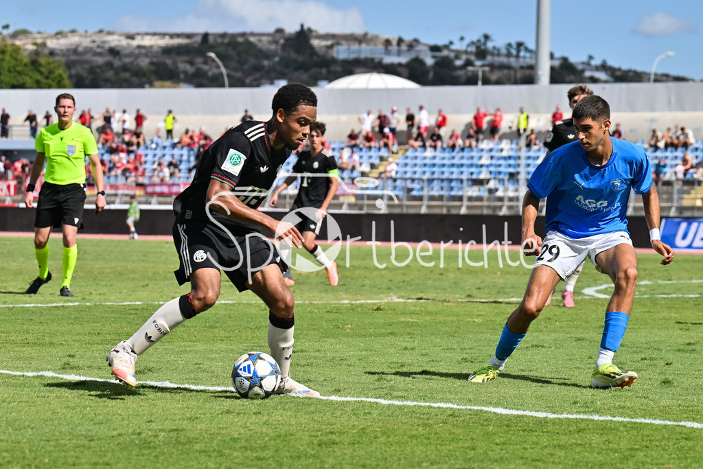 Papohs FC U19 - FC Bayern München U19 | im Duell Chivano WIJKS (FCB #2) und  Kosmas IOANNOU (Paphos FC U19 29) / Zweikampf / UEFA Youth League: Paphos FC U19 - FC Bayern München U19; Stelios Kyriakides Stadium am 30.09.2025
