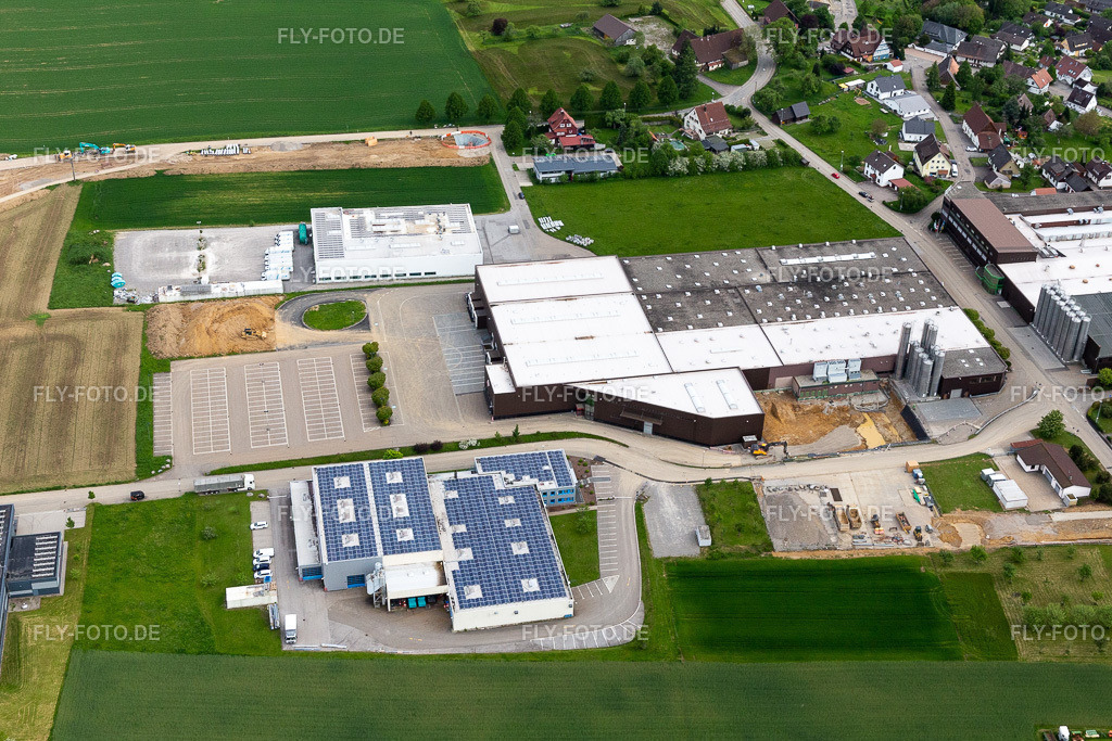 Gebäude und Produktionshallen auf dem Werksgelände der Arp GmbH & Co. KG | Luftbild: Gebäude und Produktionshallen auf dem Werksgelände der Arp GmbH & Co. KG im Ortsteil Peterzell in Alpirsbach im Bundesland Baden-Württemberg in Deutschland. Foto: IMG_114558.jpg vom 30.05.2019 durch Werner Riehm/FLY-FOTO.de - Realisiert mit Pictrs.com