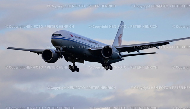 Großstreik am Montag - Deutschland steht still | 24.03.2023 Impressionen Eindrücke Flughafen Rhein Main Südhessen zu Ankündigung von VERDI Vereinigte Dienstleistungsgewerkschaft für ganztägigen Warnstreik für Flugverkehr am 27.3.23 mit Auswirkungen auf Flugreisende Osterreiseverkehr Lieferketten - hier Landeanflug Air China Cargo Boeing 777-F B-222S (Foto: Peter Henrich) - Realisiert mit Pictrs.com