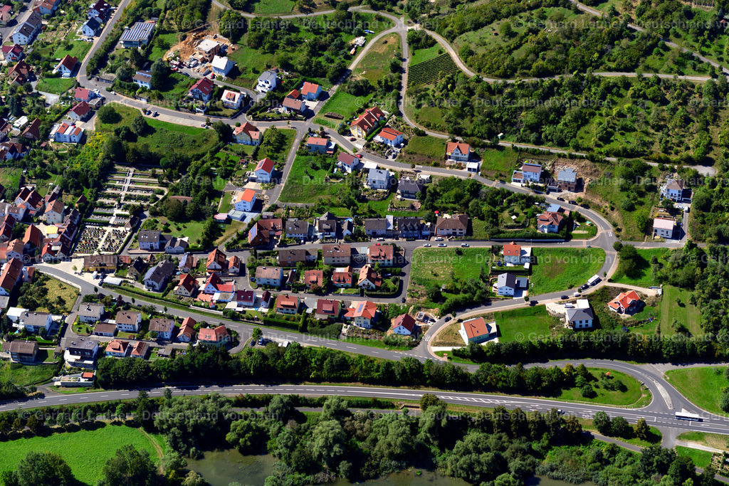 3650049 | Erlabrunn 31.08.2016 Wohngebiet - Mischbebauung der Mehr- und Einfamilienhaussiedlung  in Oberleinach im Bundesland Bayern, Deutschland // Residential area - mixed development of a multi-family housing estate and single-family housing estate  in Oberleinach in the state Bavaria, Germany Foto: Gerhard Launer