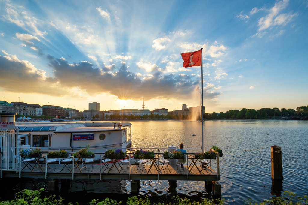 10230804 - Abendstimmung an der Binnenalster | Wunderschöner Blick über die Binnenalster bei einer spektakulären Abendstimmung.
