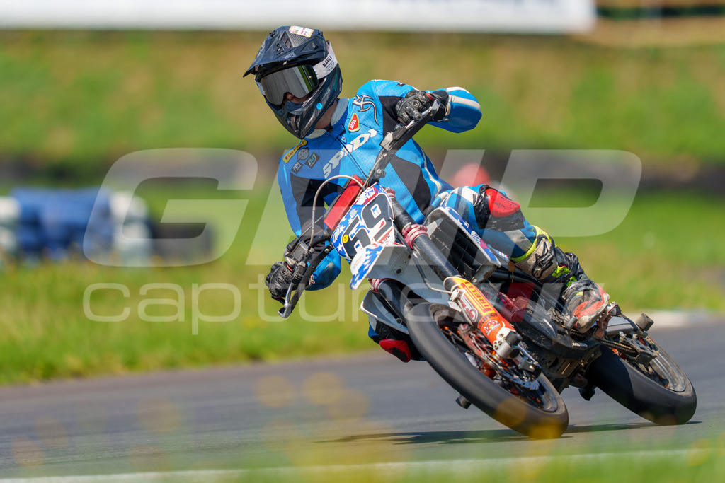 G-Cup + Supermoto Staatsmeisterschaft + Hungarian Supermoto Championship | GRIPcapture steht für authentische Sportfotografie in Österreich – für Momente, die mehr sind als Geschwindigkeit oder Ergebnis. Es geht um Emotion, Spannung, Fokus und den Augenblick, der oft nur einen Wimpernschlag dauert.Ob Motorsport, Teamsport oder 