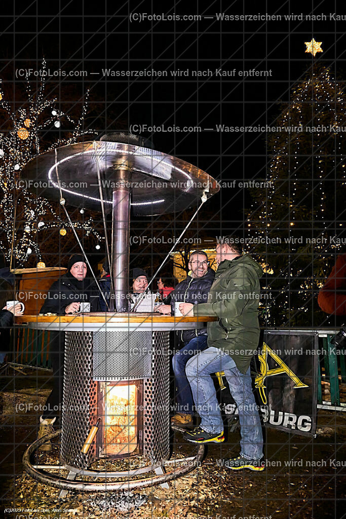 ALP5425_WIESELBURGER ADVENT_Freiluft-Heizstehtisch | (C)FotoLois.com, Alois Spandl, WIESELBURGER ADVENT, Perchtenlauf, So 10. Dez. 2023.