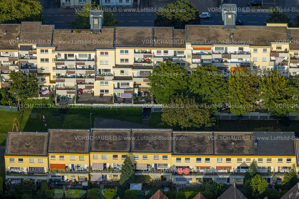 Werl230806732 | Luftbild, Reihenhaus Mehrfamilien-Wohnsiedlung und Balkone, Soester Straße, Werl, Werl-Unnaer Börde, Nordrhein-Westfalen, Deutschland