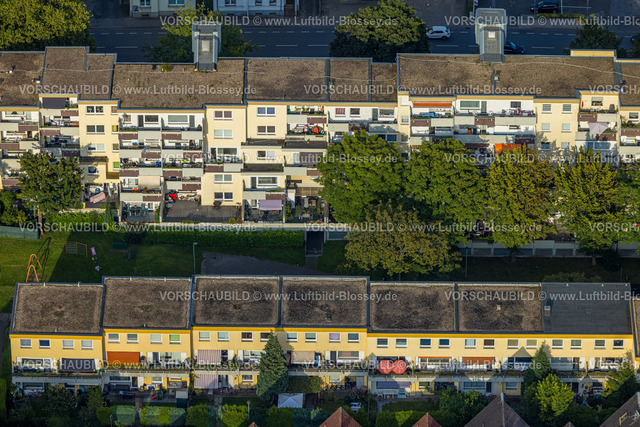 Werl230806732 | Luftbild, Reihenhaus Mehrfamilien-Wohnsiedlung und Balkone, Soester Straße, Werl, Werl-Unnaer Börde, Nordrhein-Westfalen, Deutschland