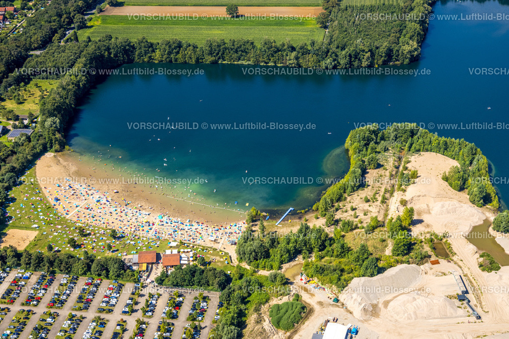 Voerde240802944StrandbadTenderingssee_Freibad | Luftbild, Strandbad Tenderingssee, Freibad am Tender, Kiosk am Sandstrand mit Liegewiese, Badegäste mit bunten Sonnenschirmen, Möllen, Voerde, Ruhrgebiet, Nordrhein-Westfalen, Deutschland
