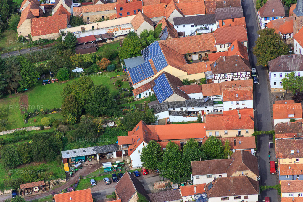 Luftbild: Hauptstraße von Südosten im Ortsteil Heuchelheim in Heuchelheim-Klingen im Bundesland Rheinland-Pfalz in Deutschland. Foto: IMG_072653.jpg vom 19.09.2014 durch Werner Riehm/FLY-FOTO.deAuflösung des Originals: 5472 x 3648 px