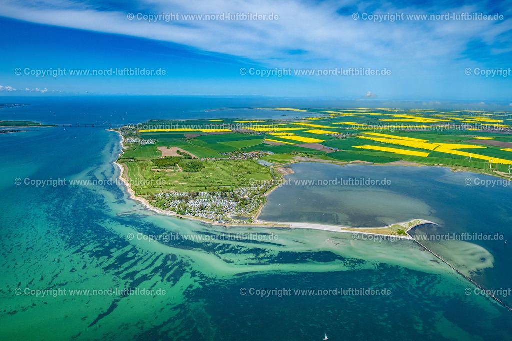 Fehmarn_Camping_und_Feriendorf_Wulfnener_Hals_ELS_5008150522 | FEHMARN 15.05.2022 Campingplatz mit Wohnwagen und Zelten am Fermarnbeltufer " Campingplatz Wulfener Hals " in Fehmarn im Bundesland Schleswig-Holstein, Deutschland. // Campsite with caravans and tents on the lake shore " Campingplatz Wulfener Hals " in Fehmarn in the state Schleswig-Holstein, Germany. Foto: Martin Elsen