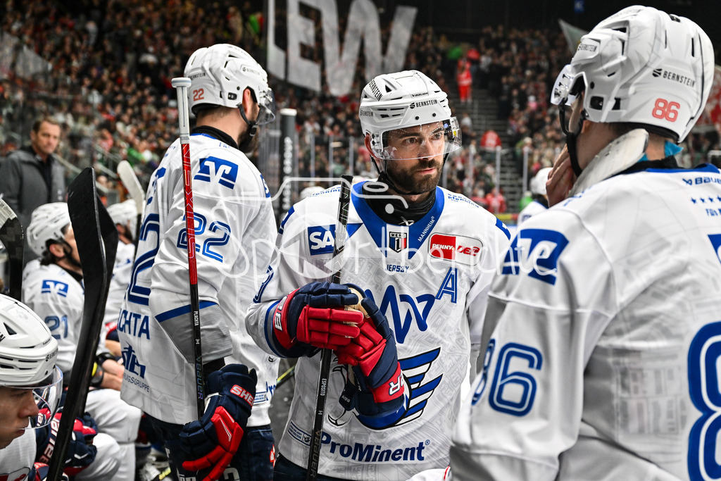 Augsburger Panther - Adler Mannheim | AUGSBURG, GERMANY - 28. DECEMBER: im Bild Luke ESPOSITO (Adler Mannheim 19) auf der Bank der Gäste während dem Match zwischen den Augsburger Panthern und den Adler Mannehim am 33. Spieltag der Penny DEL im Curt Frenzel Stadion