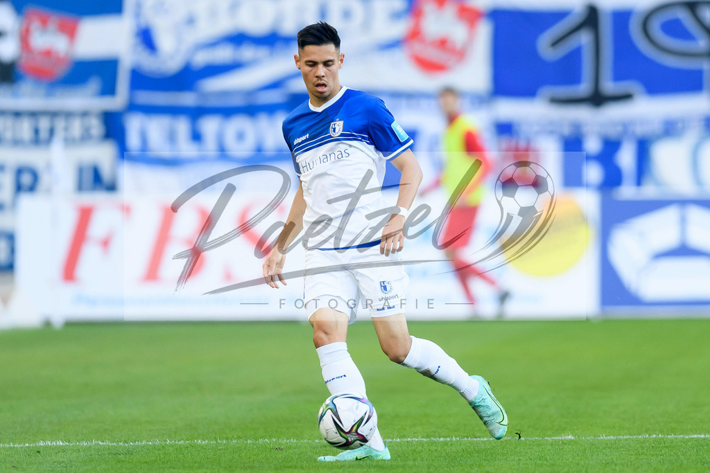 FCMFCK20210904_128 | Fussball, Herren: Raphael Obermair (1. FC Magdeburg) in Aktion, am Ball, Einzelaktion beim Spiel der 3. Liga zwischen 1. FC Magdeburg und 1. FC Kaiserslautern in der MDCC-Arena am 04.09.2021 in Magdeburg, Deutschland.DFB / DFL REGULATIONS PROHIBIT ANY USE OF PHOTOGRAPHS AS IMAGE SEQUENCES AND/OR QUASI-VIDEO. - Realisiert mit Pictrs.com