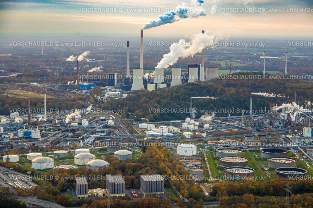 Gelsenkirchen231103377 | Luftbild, dampfender Kühlturm und Schornstein der Uniper Kraftwerke GmbH und das Ruhr Oel Werksgelände, dramatischer Himmel mit Wolken, umgeben von herbstlichen Laubbäumen, Scholven, Gelsenkirchen, Ruhrgebiet, Nordrhein-Westfalen, Deutschland