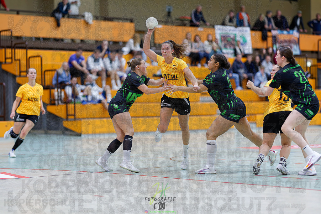 Frauen Oberliga Mitte (HHV); HSG Kleenheim/Langgöns II - HSG Eibelshausen/Ewersbach | Frauen Oberliga Mitte (HHV); HSG Kleenheim/Langgöns II - HSG Eibelshausen/Ewersbach am 01.11.2025 in Oberkleen (Weidig-Halle)Photo © 2025 - Jörg Heinrich - Realisiert mit Pictrs.com