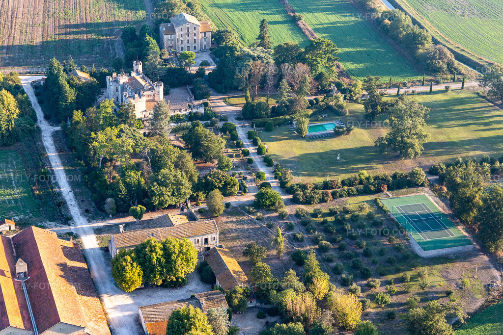 Aerial view: Clamasix Domaine Breuil in Graveson in the state Bouches du Rhone, France. – Photo: IMG_129586.jpg taken on 09/23/2021 by Werner Riehm/FLY-FOTO.com – Resolution of the original: 5094 x 3396 px